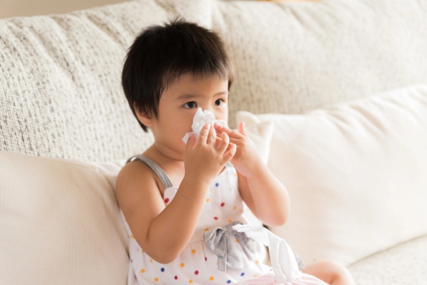 kid blowing nose depicting poor indoor air quality